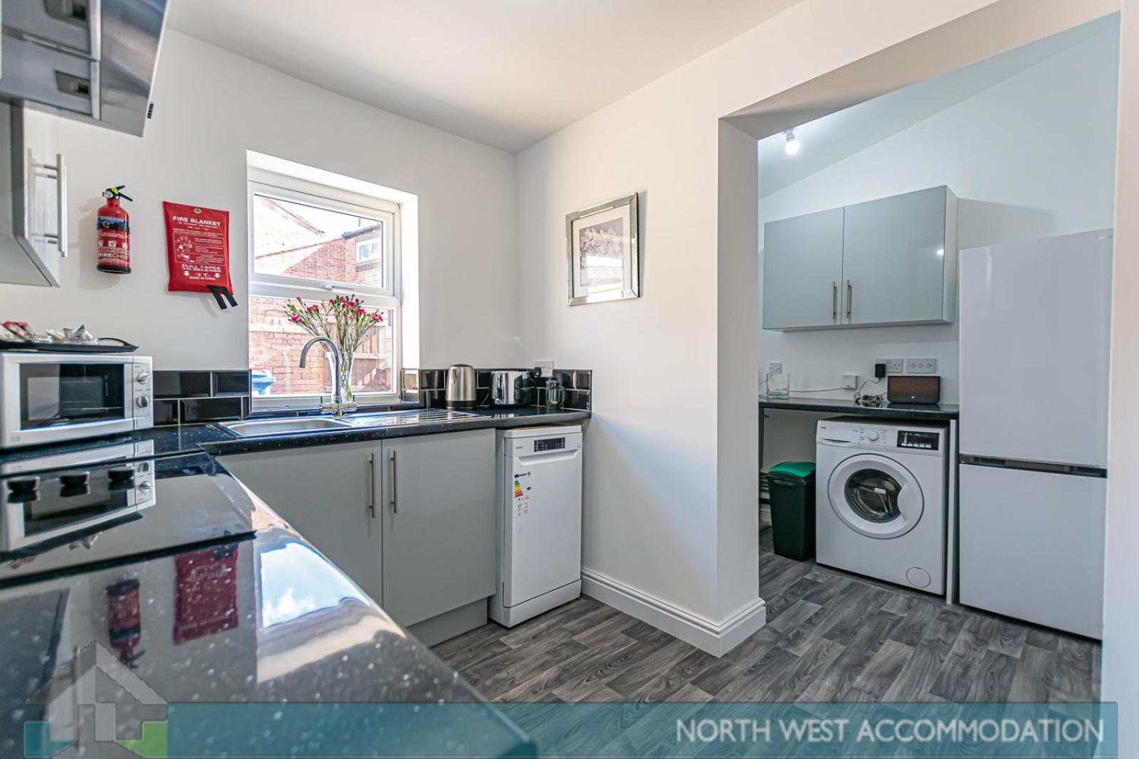 Wellfield Serviced Accommodation Warrington Exteriör bild