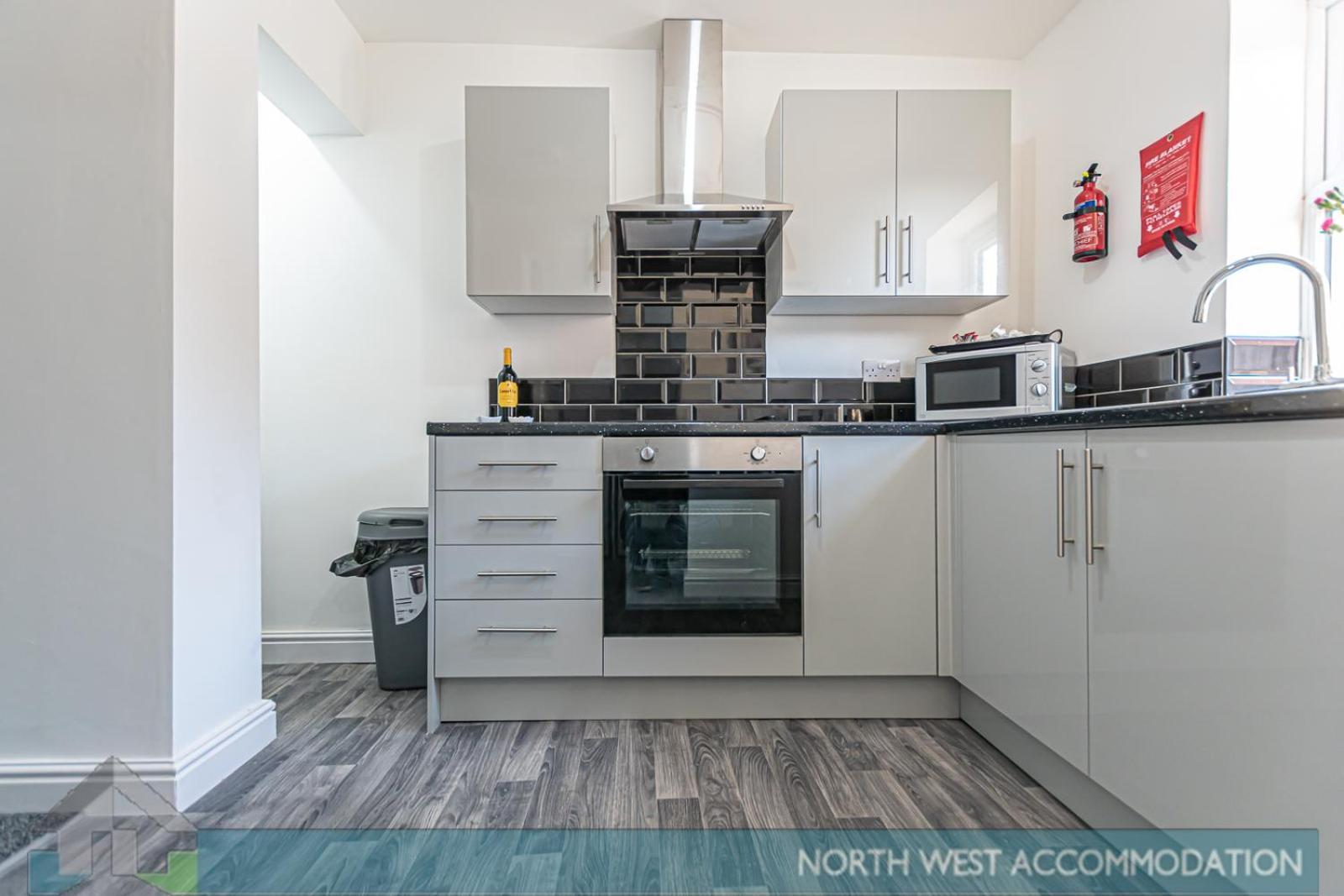 Wellfield Serviced Accommodation Warrington Exteriör bild