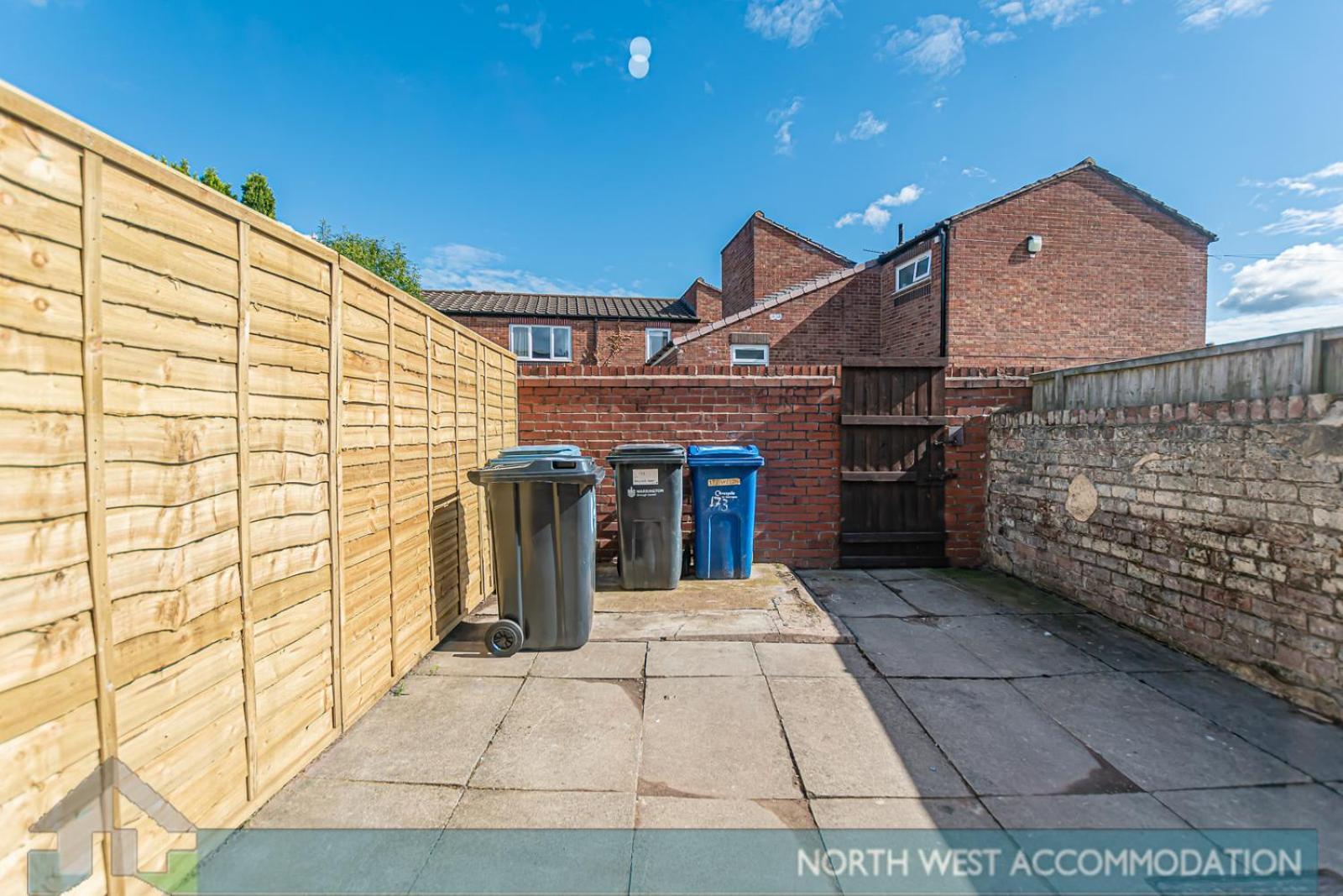 Wellfield Serviced Accommodation Warrington Exteriör bild